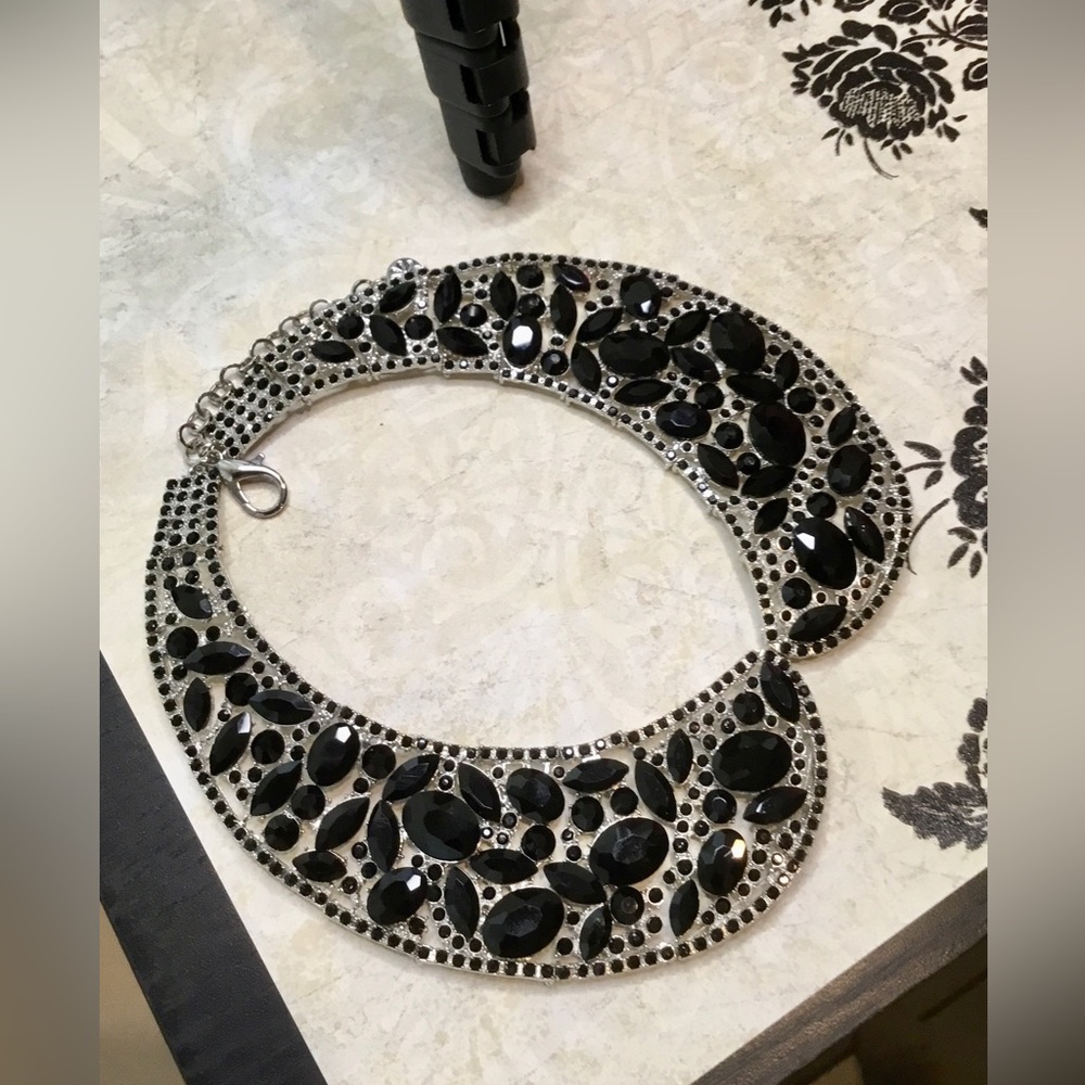 Gorgeous Isaac mizrahi bib necklace